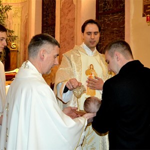 Mons. Kovač krstio peto dijete obitelji Boršić u Župi Vinagora